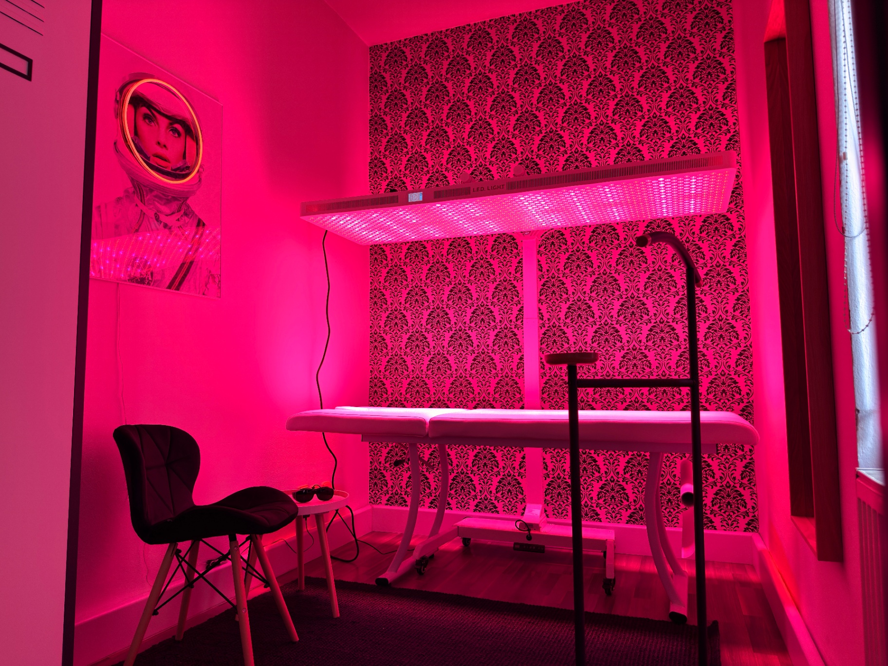 Interiér Red Light Studio Košice s RDPRO6000 panelom v sýtom červenom svetle